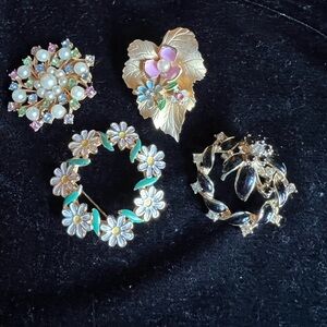 Lot of Mid- Century Modern brooches. Great condition. 4 in Lot.